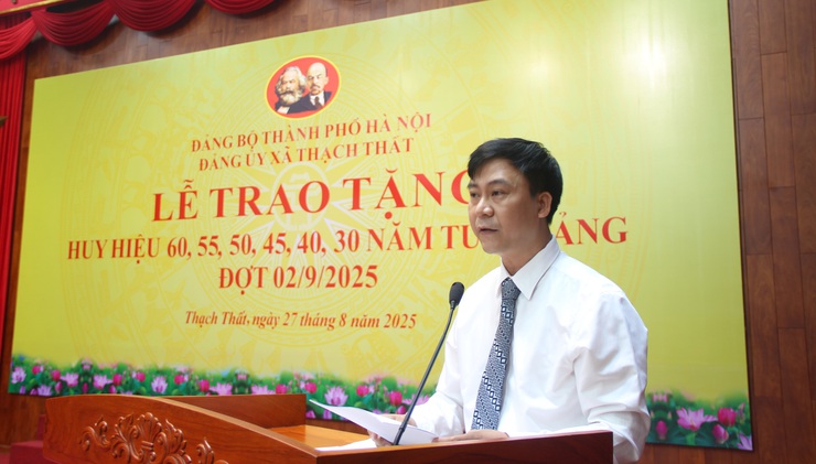 THẠCH THẤT:  TRAO TẶNG HUY HIỆU 60, 55, 50, 45, 40, 30 TUỔI ĐẢNG ĐỢT 02/9/2025 CHO 56 ĐẢNG VIÊN TRONG ĐẢNG BỘ- Ảnh 8.