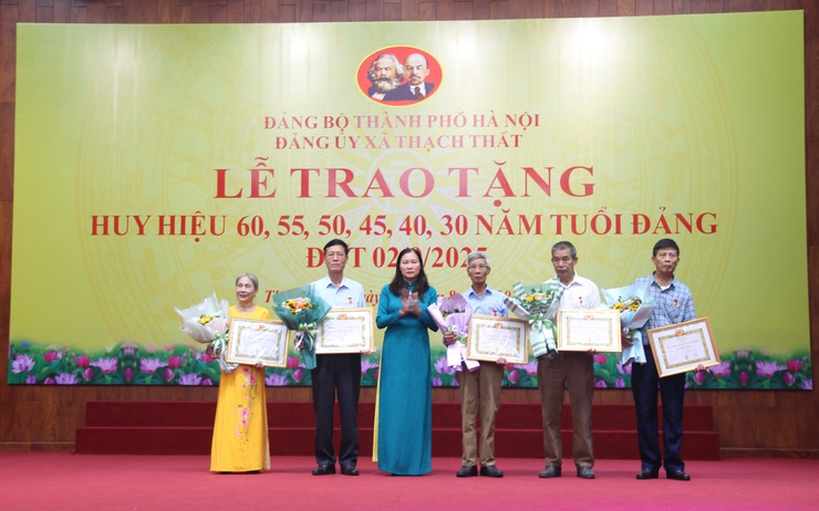 THẠCH THẤT:  TRAO TẶNG HUY HIỆU 60, 55, 50, 45, 40, 30 TUỔI ĐẢNG ĐỢT 02/9/2025 CHO 56 ĐẢNG VIÊN TRONG ĐẢNG BỘ- Ảnh 3.