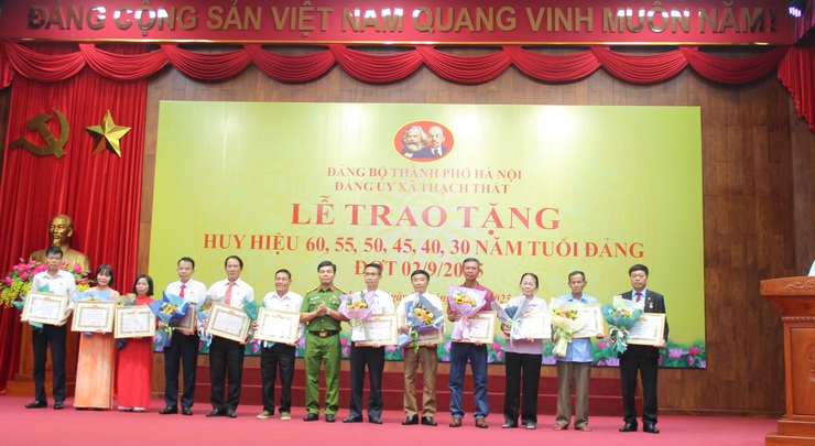 THẠCH THẤT:  TRAO TẶNG HUY HIỆU 60, 55, 50, 45, 40, 30 TUỔI ĐẢNG ĐỢT 02/9/2025 CHO 56 ĐẢNG VIÊN TRONG ĐẢNG BỘ- Ảnh 5.