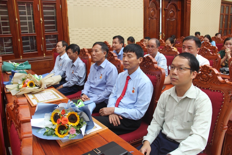 THẠCH THẤT:  TRAO TẶNG HUY HIỆU 60, 55, 50, 45, 40, 30 TUỔI ĐẢNG ĐỢT 02/9/2025 CHO 56 ĐẢNG VIÊN TRONG ĐẢNG BỘ- Ảnh 10.
