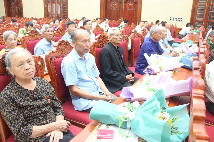 THẠCH THẤT:  TRAO TẶNG HUY HIỆU 60, 55, 50, 45, 40, 30 TUỔI ĐẢNG ĐỢT 02/9/2025 CHO 56 ĐẢNG VIÊN TRONG ĐẢNG BỘ- Ảnh 11.
