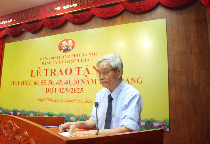 THẠCH THẤT:  TRAO TẶNG HUY HIỆU 60, 55, 50, 45, 40, 30 TUỔI ĐẢNG ĐỢT 02/9/2025 CHO 56 ĐẢNG VIÊN TRONG ĐẢNG BỘ- Ảnh 6.