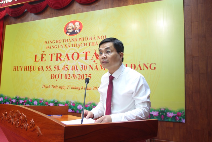 THẠCH THẤT:  TRAO TẶNG HUY HIỆU 60, 55, 50, 45, 40, 30 TUỔI ĐẢNG ĐỢT 02/9/2025 CHO 56 ĐẢNG VIÊN TRONG ĐẢNG BỘ- Ảnh 7.