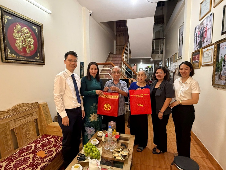 Lãnh đạo xã Gia Lâm trao Huy hiệu Đảng tại nhà và thăm, tặng quà Người có công nhân dịp 02/9- Ảnh 4.
