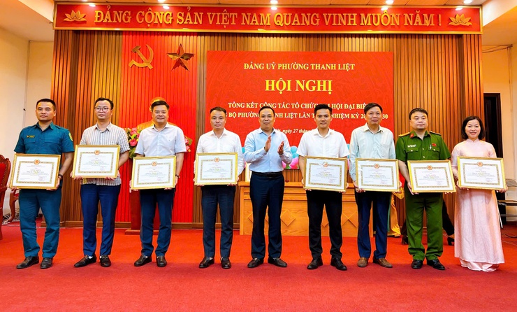 Phường Thanh Liệt: Khen thưởng 8 tập thể, 30 cá nhân có thành tích xuất sắc trong công tác phục vụ Đại hội đại biểu Đảng bộ phường Thanh Liệt lần thứ I, nhiệm kỳ 2025 – 2030- Ảnh 5.