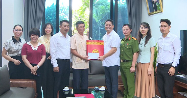 Đoàn công tác số 3 xã Phúc Lộc thăm, tặng quà các đối tượng chính sách nhân dịp Kỷ niệm 80 năm Cách mạng Tháng Tám và Quốc khánh 2/9- Ảnh 2.