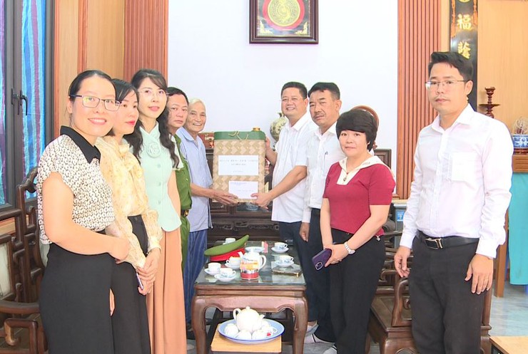 Đoàn công tác số 3 xã Phúc Lộc thăm, tặng quà các đối tượng chính sách nhân dịp Kỷ niệm 80 năm Cách mạng Tháng Tám và Quốc khánh 2/9- Ảnh 3.