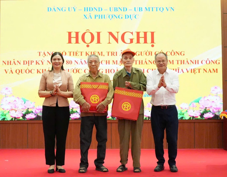 Trao tặng sổ tiết kiệm, tri ân người có công- Ảnh 2.