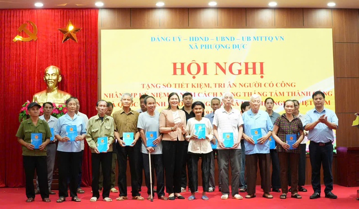 Trao tặng sổ tiết kiệm, tri ân người có công- Ảnh 3.