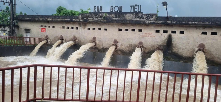 Đồng chí Chủ tịch UBND xã Hồng Vân kiểm tra, chỉ đạo khắc phục hậu quả do mưa lớn gây ra- Ảnh 4.
