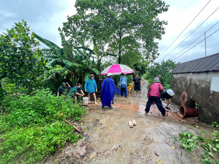 Ban Chỉ huy Phòng thủ dân sự cùng các lực lượng trên địa bàn phường Xuân Phương khẩn trương hỗ trợ nhân dân ứng phó úng ngập- Ảnh 1.
