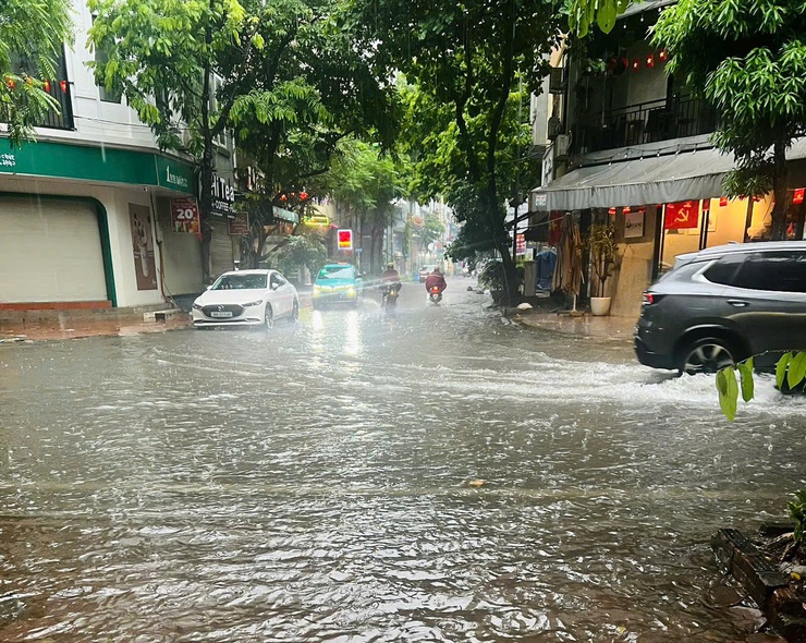 Hà Nội ngày 27/8 nhiều mây, sáng có mưa vừa, mưa to và dông, chiều và đêm mưa giảm- Ảnh 1.