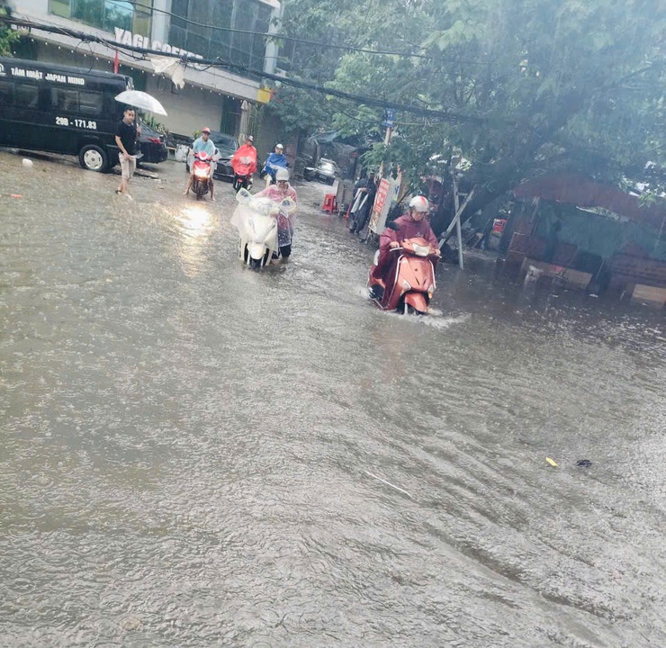 Hà Nội ngày 27/8 nhiều mây, sáng có mưa vừa, mưa to và dông, chiều và đêm mưa giảm- Ảnh 2.