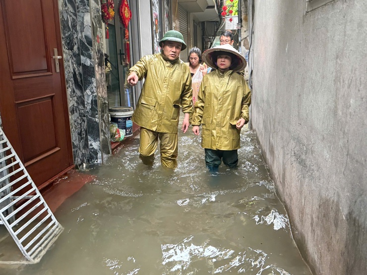 Lãnh đạo phường Bồ Đề thăm, động viên người dân bị ảnh hưởng của cơn bão số 5 trên địa bàn phường- Ảnh 3.