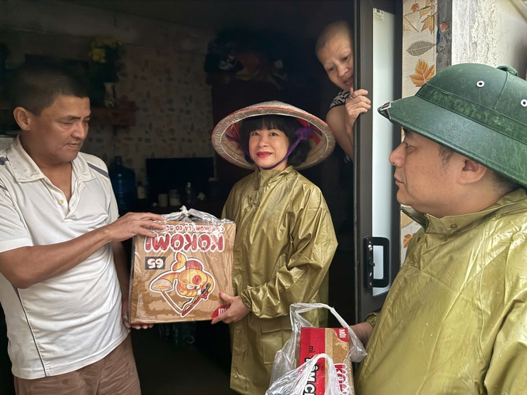 Lãnh đạo phường Bồ Đề thăm, động viên người dân bị ảnh hưởng của cơn bão số 5 trên địa bàn phường- Ảnh 1.