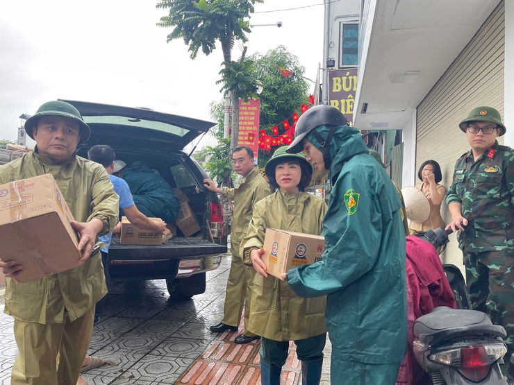 Lãnh đạo phường Bồ Đề thăm, động viên người dân bị ảnh hưởng của cơn bão số 5 trên địa bàn phường- Ảnh 4.
