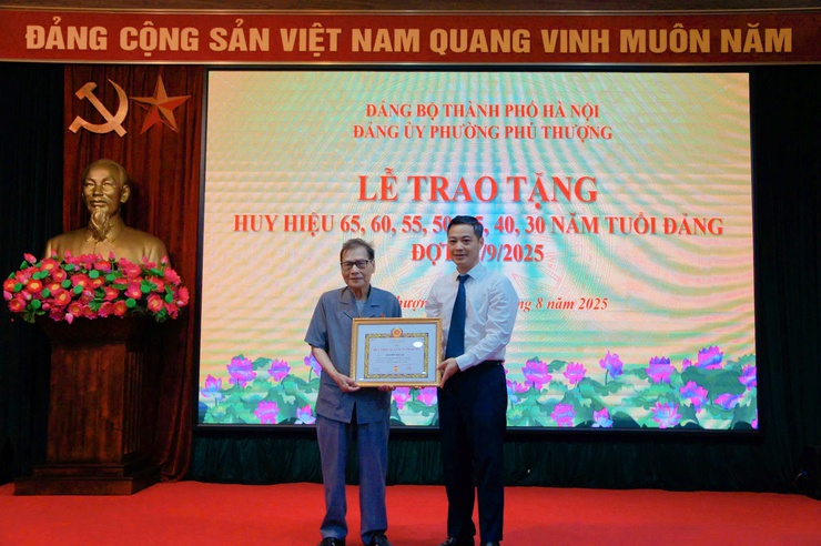 54 đảng viên phường Phú Thượng vinh dự nhận Huy hiệu Đảng đợt 2-9- Ảnh 3. 54 đảng viên phường Phú Thượng vinh dự nhận Huy hiệu Đảng đợt 2-9- Ảnh 3.