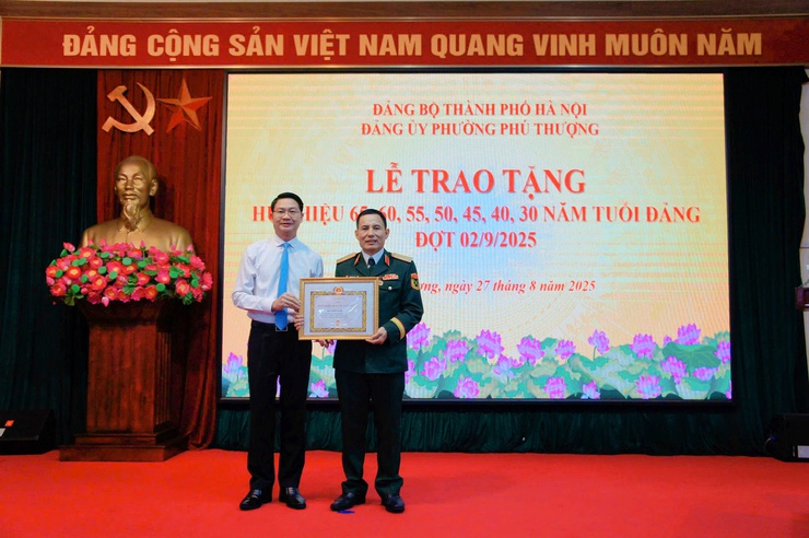 54 đảng viên phường Phú Thượng vinh dự nhận Huy hiệu Đảng đợt 2-9- Ảnh 4. 54 đảng viên phường Phú Thượng vinh dự nhận Huy hiệu Đảng đợt 2-9- Ảnh 4.