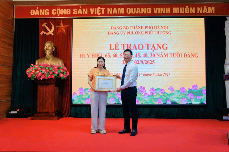 54 đảng viên phường Phú Thượng vinh dự nhận Huy hiệu Đảng đợt 2-9- Ảnh 5. 54 đảng viên phường Phú Thượng vinh dự nhận Huy hiệu Đảng đợt 2-9- Ảnh 5.