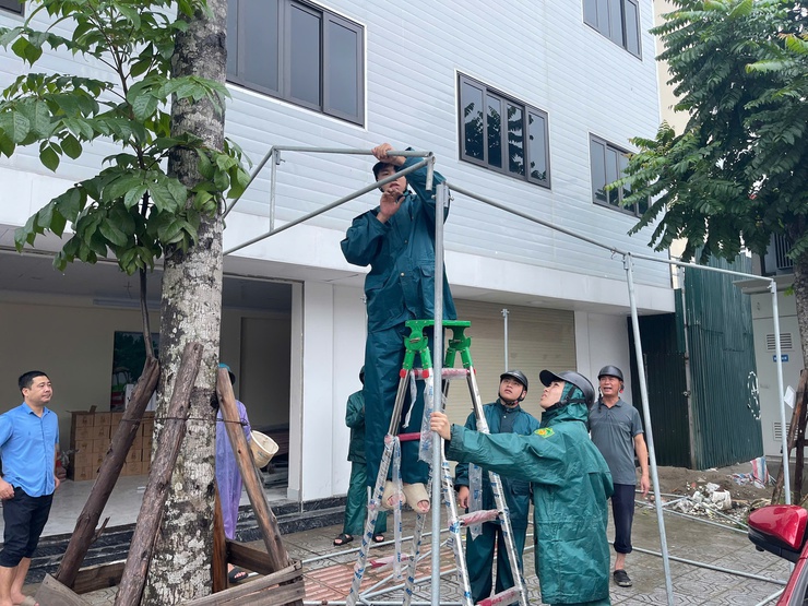 Lãnh đạo phường Bồ Đề thăm, động viên người dân bị ảnh hưởng của cơn bão số 5 trên địa bàn phường- Ảnh 5.