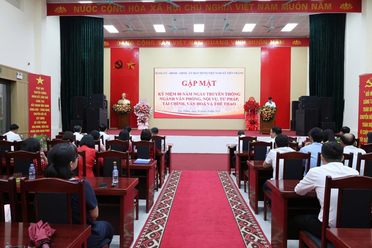 Xã Tiến Thắng tổ chức gặp mặt kỷ niệm 80 năm ngày truyền thống các ngành Văn phòng, Nội vụ, Tư pháp, Tài chính, Văn hoá và Thể thao- Ảnh 1.