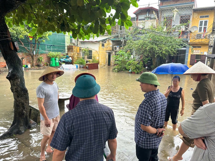 Nhanh chóng khắc phục hậu quả ngập úng với hoàn lưu bão số 5, khôi phục sản xuất, kinh doanh, ổn định tình hình Nhân dân- Ảnh 1.
