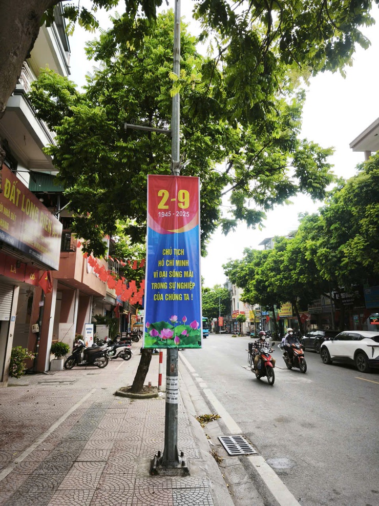 Phường Long Biên trang trí trực quan trang hoàng, rực rỡ chào mừng kỷ niệm 80 năm Cách mạng tháng Tám và Quốc Khánh nước cộng hòa xã hội chủ nghĩa Việt Nam 2/9.- Ảnh 13.