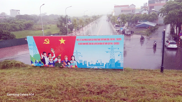 Phường Long Biên trang trí trực quan trang hoàng, rực rỡ chào mừng kỷ niệm 80 năm Cách mạng tháng Tám và Quốc Khánh nước cộng hòa xã hội chủ nghĩa Việt Nam 2/9.- Ảnh 16.