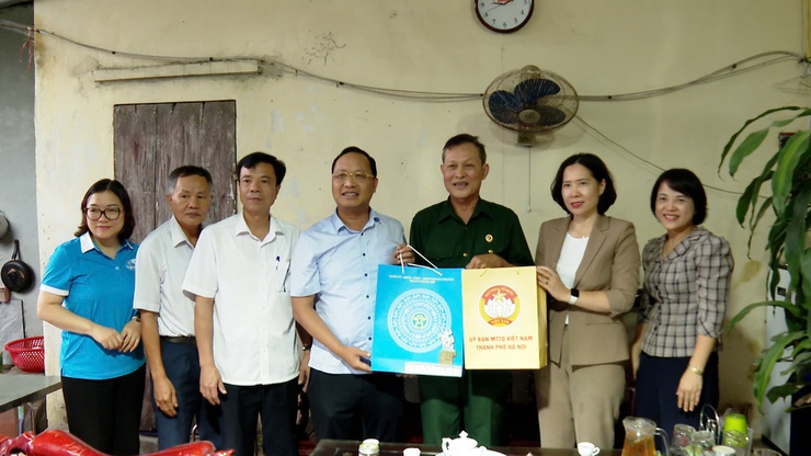 Ủy ban MTTQ Việt Nam TP Hà Nội và xã Ứng Hòa thăm và tặng quà hội viên có hoàn cảnh khó khăn trên địa bàn.- Ảnh 1.