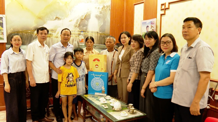 Ủy ban MTTQ Việt Nam TP Hà Nội và xã Ứng Hòa thăm và tặng quà hội viên có hoàn cảnh khó khăn trên địa bàn.- Ảnh 3.