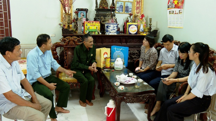 Ủy ban MTTQ Việt Nam TP Hà Nội và xã Ứng Hòa thăm và tặng quà hội viên có hoàn cảnh khó khăn trên địa bàn.- Ảnh 5.