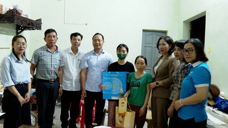 Ủy ban MTTQ Việt Nam TP Hà Nội và xã Ứng Hòa thăm và tặng quà hội viên có hoàn cảnh khó khăn trên địa bàn.- Ảnh 4.
