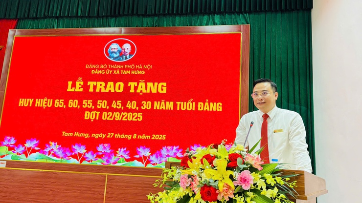 ĐẢNG ỦY XÃ TAM HƯNG TRANG TRỌNG TỔ CHỨC LỄ TRAO HUY HIỆU ĐẢNG ĐỢT 2/9/2025- Ảnh 1.