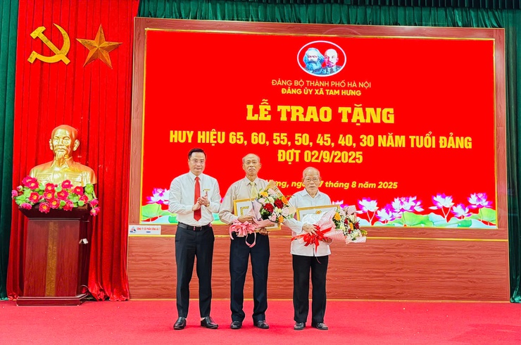 ĐẢNG ỦY XÃ TAM HƯNG TRANG TRỌNG TỔ CHỨC LỄ TRAO HUY HIỆU ĐẢNG ĐỢT 2/9/2025- Ảnh 2.