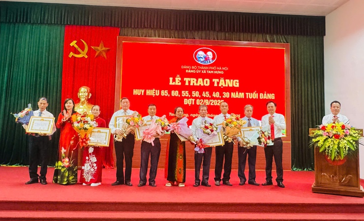 ĐẢNG ỦY XÃ TAM HƯNG TRANG TRỌNG TỔ CHỨC LỄ TRAO HUY HIỆU ĐẢNG ĐỢT 2/9/2025- Ảnh 4.