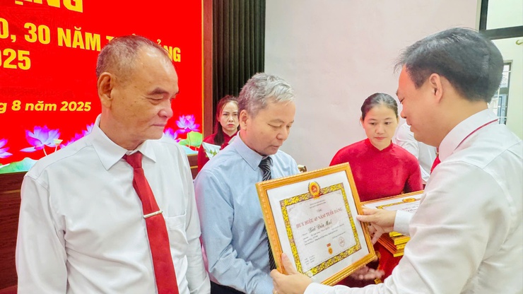ĐẢNG ỦY XÃ TAM HƯNG TRANG TRỌNG TỔ CHỨC LỄ TRAO HUY HIỆU ĐẢNG ĐỢT 2/9/2025- Ảnh 3.