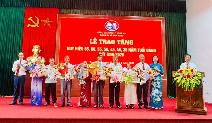 ĐẢNG ỦY XÃ TAM HƯNG TRANG TRỌNG TỔ CHỨC LỄ TRAO HUY HIỆU ĐẢNG ĐỢT 2/9/2025- Ảnh 5.