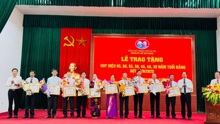 ĐẢNG ỦY XÃ TAM HƯNG TRANG TRỌNG TỔ CHỨC LỄ TRAO HUY HIỆU ĐẢNG ĐỢT 2/9/2025- Ảnh 6.