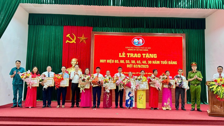 ĐẢNG ỦY XÃ TAM HƯNG TRANG TRỌNG TỔ CHỨC LỄ TRAO HUY HIỆU ĐẢNG ĐỢT 2/9/2025- Ảnh 7.