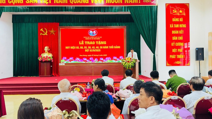 ĐẢNG ỦY XÃ TAM HƯNG TRANG TRỌNG TỔ CHỨC LỄ TRAO HUY HIỆU ĐẢNG ĐỢT 2/9/2025- Ảnh 10.