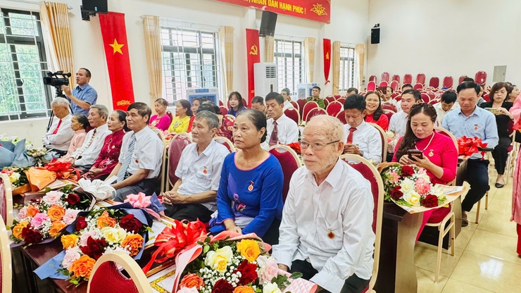 ĐẢNG ỦY XÃ TAM HƯNG TRANG TRỌNG TỔ CHỨC LỄ TRAO HUY HIỆU ĐẢNG ĐỢT 2/9/2025- Ảnh 9.