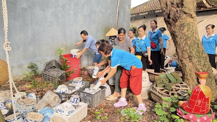 Xuân Đỉnh đồng loạt triển khai tổng vệ sinh, khử trùng, tiêu độc phòng chống dịch bệnh sau mưa lũ- Ảnh 1.