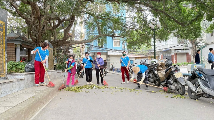 Xuân Đỉnh đồng loạt triển khai tổng vệ sinh, khử trùng, tiêu độc phòng chống dịch bệnh sau mưa lũ- Ảnh 2.