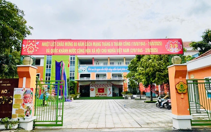 Phường Long Biên trang trí trực quan trang hoàng, rực rỡ chào mừng kỷ niệm 80 năm Cách mạng tháng Tám và Quốc Khánh nước cộng hòa xã hội chủ nghĩa Việt Nam 2/9.- Ảnh 15.