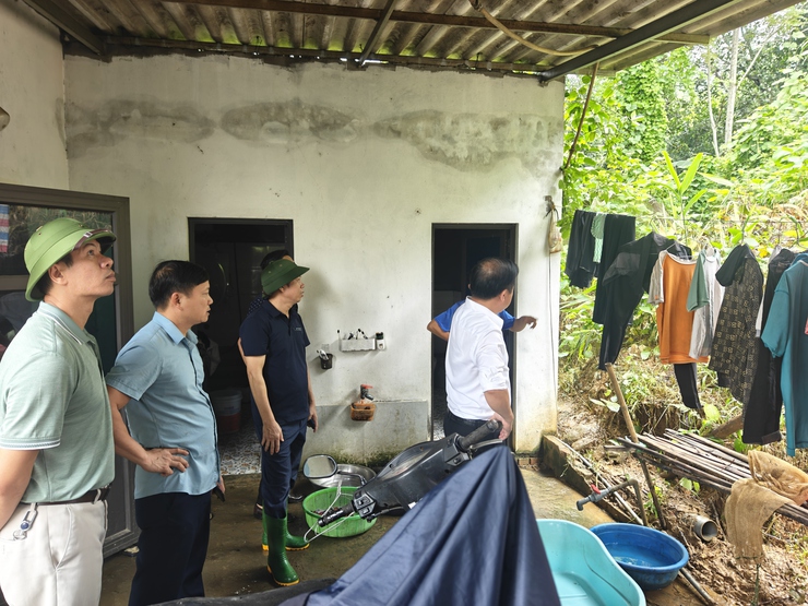 Các đồng chí lãnh đạo kiểm tra công tác  đảm bảo an toàn tại các hộ dân có nguy cơ sạt lở do ảnh hưởng của hoàn lưu bão số 5 tại thôn 9- Ảnh 2.