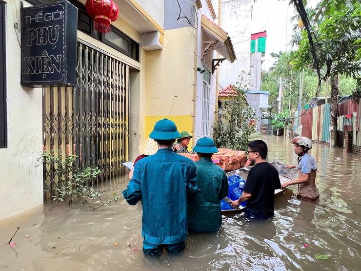 Ban Chỉ huy Phòng thủ dân sự cùng các lực lượng trên địa bàn phường Xuân Phương khẩn trương hỗ trợ nhân dân ứng phó úng ngập- Ảnh 3.