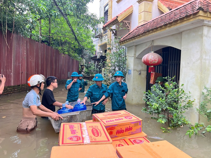 Ban Chỉ huy Phòng thủ dân sự cùng các lực lượng trên địa bàn phường Xuân Phương khẩn trương hỗ trợ nhân dân ứng phó úng ngập- Ảnh 4.