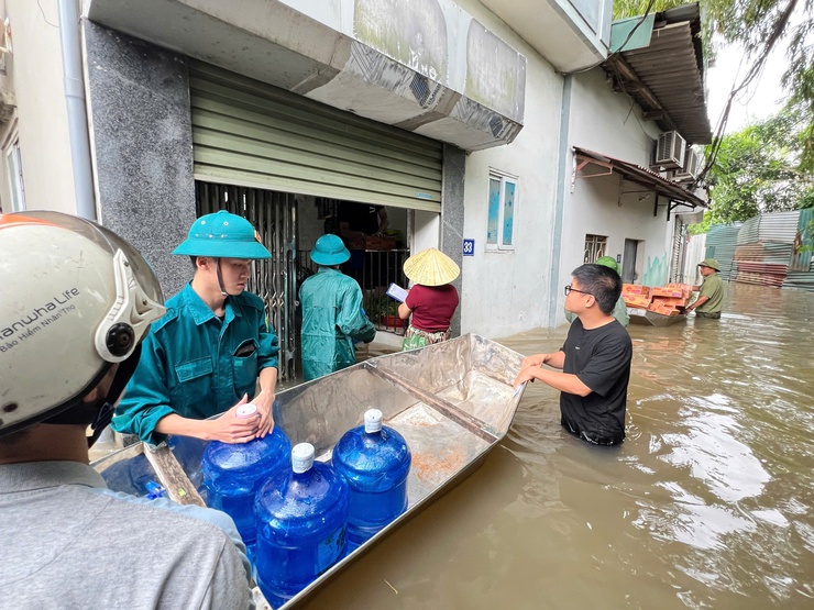Ban Chỉ huy Phòng thủ dân sự cùng các lực lượng trên địa bàn phường Xuân Phương khẩn trương hỗ trợ nhân dân ứng phó úng ngập- Ảnh 5.