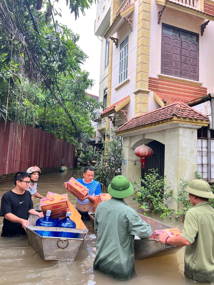 Ban Chỉ huy Phòng thủ dân sự cùng các lực lượng trên địa bàn phường Xuân Phương khẩn trương hỗ trợ nhân dân ứng phó úng ngập- Ảnh 7.