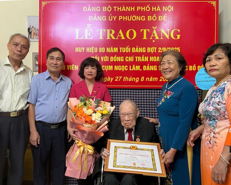 Thường trực Đảng uỷ phường Bồ Đề trao tặng huy hiệu 80 năm tuổi đảng đợt 2/9/2025 tại nhà riêng đảng viên- Ảnh 1.